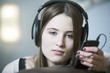 mädchen hört musik mit kopfhörer