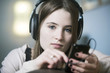 Foto: mädchen hört musik mit kopfhörer mädchen hört musik mit kopfhörer