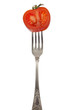 Foto: Tomatenscheibe auf silberner Gabel isoliert Tomatenscheibe auf silberner Gabel isoliert