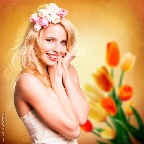Photo: junge Frau mit Tulpenkopfschmuck junge Frau mit Tulpenkopfschmuck