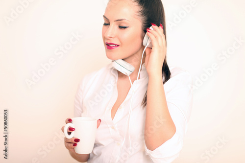 Photo: junges Model hört Musik junges Model hört Musik