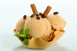 gelato di caffe con chicchi in coppa di cialda e wafer