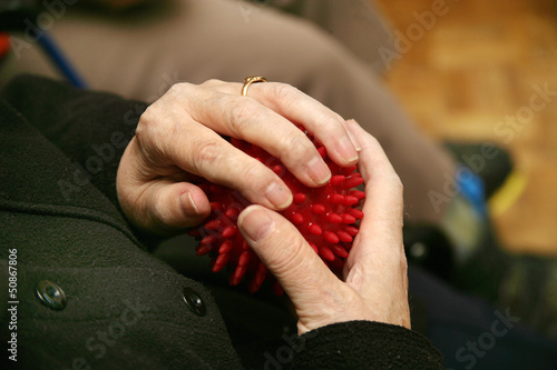 Photo: Haende beim Halten eines Igelballs. Haende beim Halten eines Igelballs.