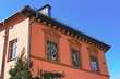 Haus mit bemalten Fenstern