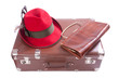 alter Koffer mit clutch tasche und Hut