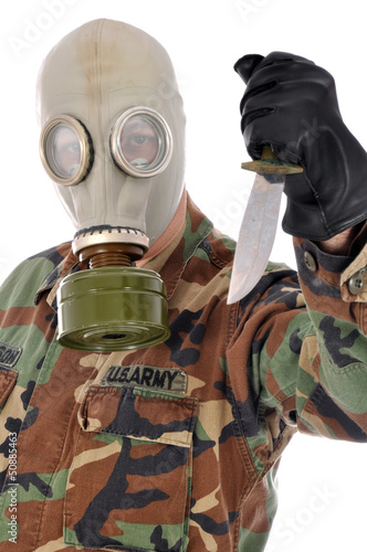Photo: Soldat mit Gasmaske hält Messer Soldat mit Gasmaske hält Messer