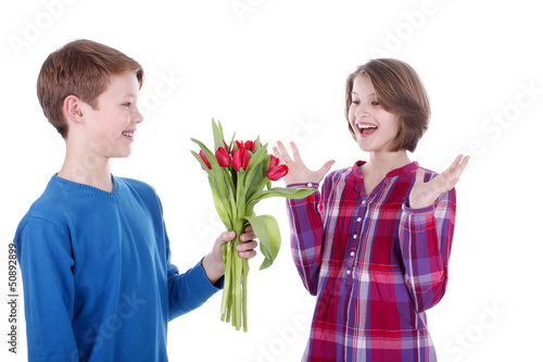 Photo: Junge überreicht Mädchen einen Blumenstrauss - erstes Date Junge überreicht Mädchen einen Blumenstrauss - erstes Date