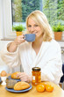 Junge Frau beim Frühstück