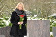 Junge Frau trauert auf Friedhof