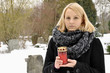 Junge Frau trauert auf Friedhof