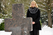 Junge Frau trauert auf Friedhof