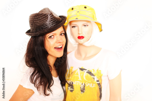 Photo: Frau mit Schaufensterpuppe Frau mit Schaufensterpuppe