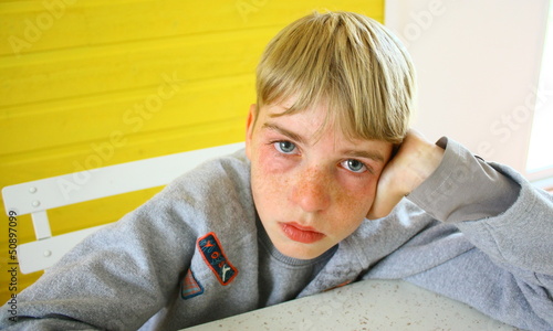 Photo: jeune adolescent triste jeune adolescent triste