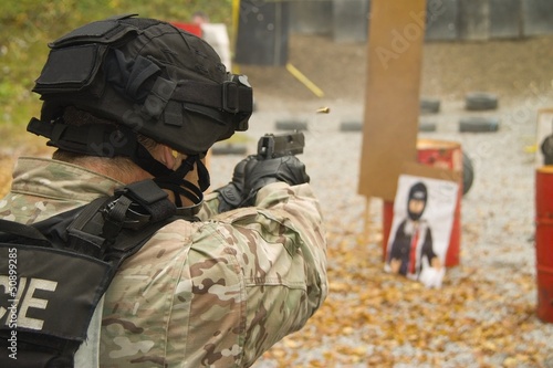 Photo: shooter, police shooting shooter, police shooting