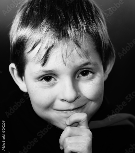Photo: nachdenklicher junge nachdenklicher junge