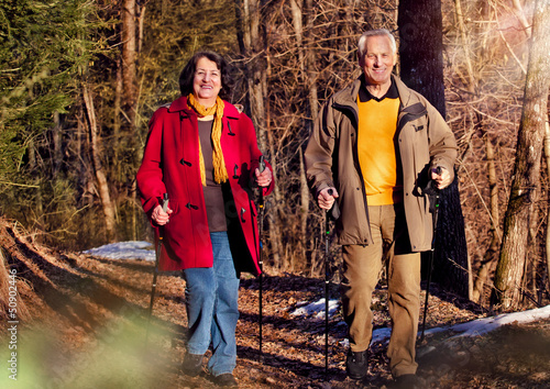 Photo: Senioren beim spazieren im Wald / walking 3 Senioren beim spazieren im Wald / walking 3