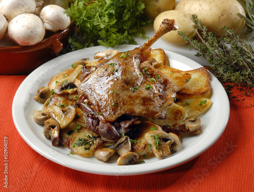 Photo: cuisse de canard confite et pommes de terre cuisse de canard confite et pommes de terre