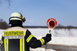 Feuerwehr Einsatz Feuerwehrmann mit Warnkelle