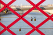 Foto: cadenas accrochés au fil d'une passerelle à lyon cadenas accrochés au fil d'une passerelle à lyon