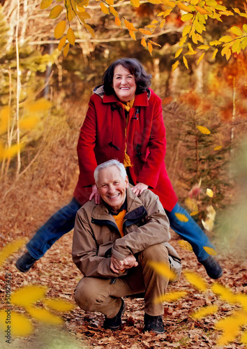 Photo: sportliche Senioren im Herbst / walking 6 sportliche Senioren im Herbst / walking 6