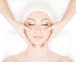Foto: Portrait of a young woman relaxing on a spa massage Portrait of a young woman relaxing on a spa massage