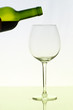 Ein Glas Rotwein eingiessen