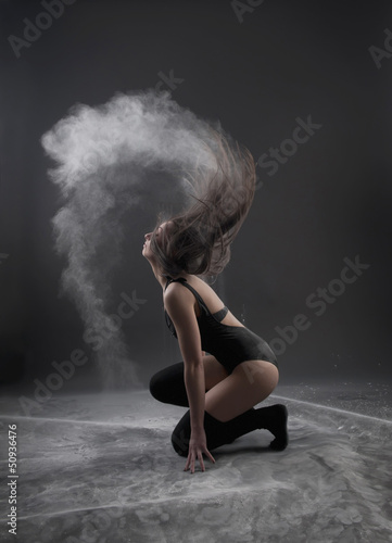 Photo: junge Frau mit wehenden Haaren junge Frau mit wehenden Haaren