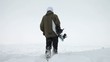 Snowboarder mit Board im Winter