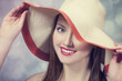 Foto: Beautiful girl in hat at bokeh background Beautiful girl in hat at bokeh background