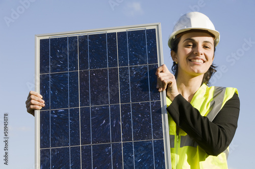 Photo: Frau mit Solarpanel Frau mit Solarpanel