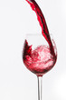 Ein Glas Rotwein eingiessen