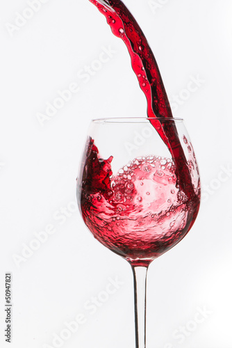 Photo: Ein Glas Rotwein eingiessen Ein Glas Rotwein eingiessen