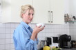 aufgestanden kaffee trinken