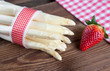 Spargel Bund mit Band, Erdbeeren und Tuch auf Holz I