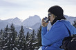 Foto: frau trinkt tee mit blick zum wendelstein frau trinkt tee mit blick zum wendelstein