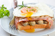 Deftiger Frühstückstoast mit Spiegelei, Würstl und Speck