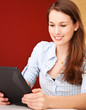 Attraktive junge Frau mit tablet-pc