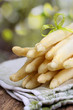Frischer Spargel auf dem Gartentisch