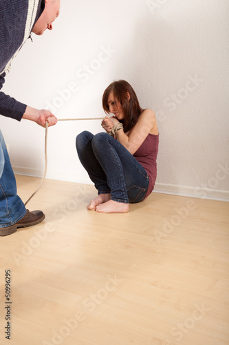 Photo: Das junge Mädchen ist an den Händen gefesselt Das junge Mädchen ist an den Händen gefesselt
