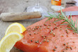 lachs angerichtet auf brett mit rosmarin