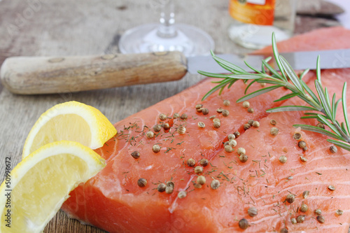 Photo: lachs angerichtet auf brett mit rosmarin lachs angerichtet auf brett mit rosmarin