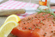 lachs angerichtet mit gewürzen
