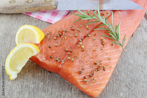 Photo: lachs angerichtet roh mit gewürzen lachs angerichtet roh mit gewürzen