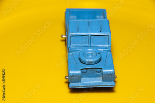 Photo: blaues Auto auf Gelb Pick up blaues Auto auf Gelb Pick up
