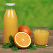 Orangensaft und Orangen