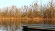 Flussufer mit Steg in der Abenddämmerung