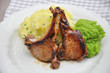 Lammkotelett mit Erbsenbrei und Kartoffeln