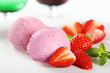 gelato di fragole con frutta  su piatto