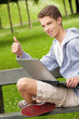Foto: Teenager mit Laptop im Freien Teenager mit Laptop im Freien