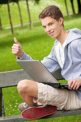 Photo: Teenager mit Laptop im Freien Teenager mit Laptop im Freien
